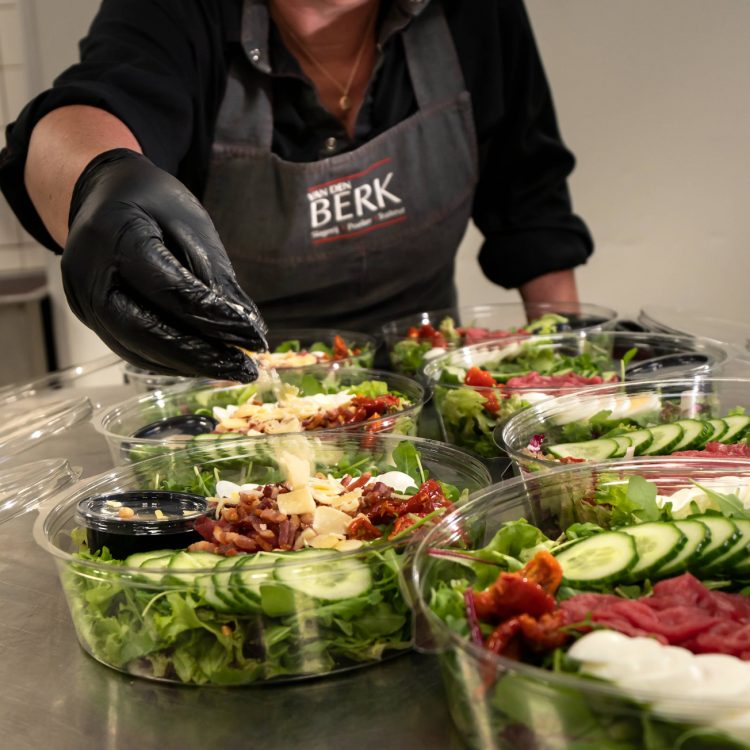 Sfeerfoto - Bereiding salades - Slagerij van den Berk