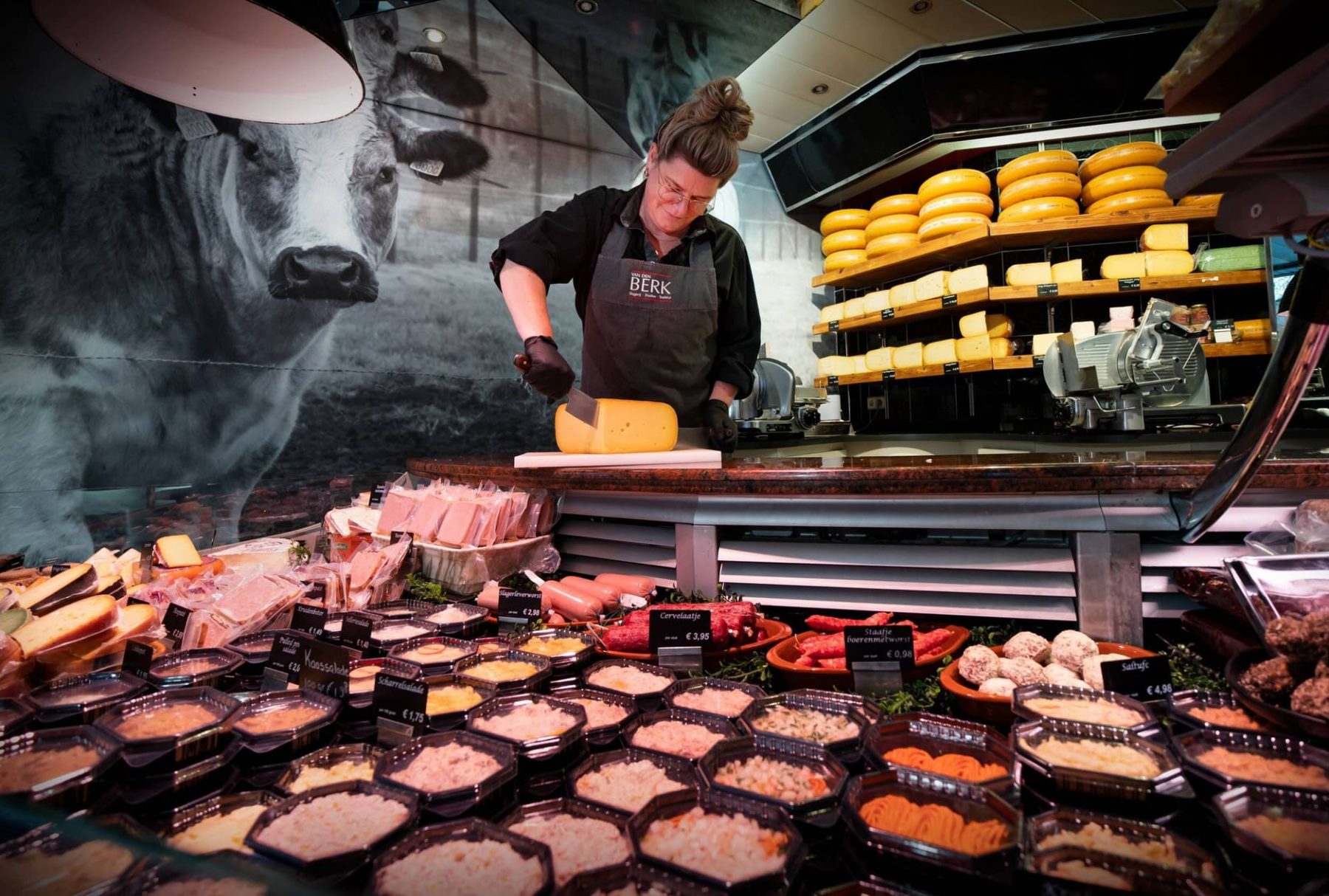 Sfeerfoto - Kaas snijden - Slagerij van den Berk