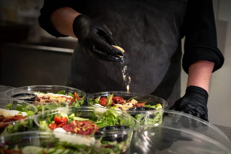 Sfeerfoto - Bereiding salades - Slagerij van den Berk